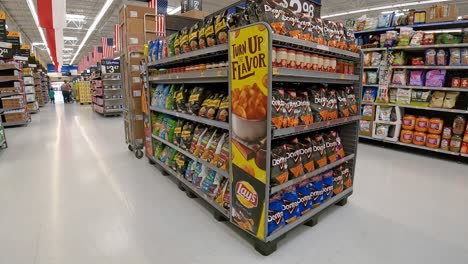 Caminando-Lentamente-Pasando-Exhibiciones-De-Papas-Fritas-Y-Bocadillos-En-Un-Supermercado-Estadounidense