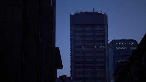 Blick-Zur-Blauen-Stunde-Auf-Ein-Hohes-Büro--Und-Wohngebäude-Mit-Wenigen-Lichtern