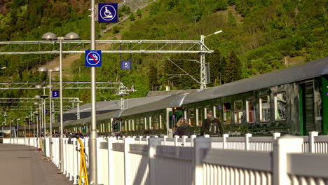 Menschen,-Die-Am-Bahnhof-Flam,-Norwegen,-In-Den-Zug-Ein--Und-Aussteigen-–-Zeitraffer