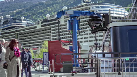 Embarque-Y-Desembarque-De-Un-Crucero-En-La-Terminal-De-Flam,-Noruega---Lapso-De-Tiempo