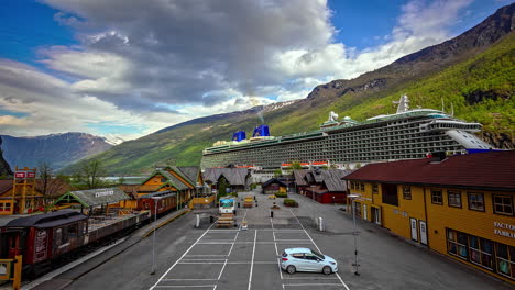 Luxuskreuzfahrtschiff-Verlässt-Den-Hafen-Von-Flam,-Norwegen---Landschaft,-Wolkengebilde-Im-Zeitraffer