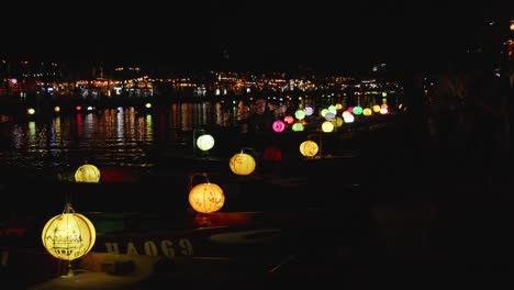 Nachtaufnahme-Des-Flusses-Thu-Bon-In-Hoi-An,-Vietnam-Mit-Dekorierten-Booten-Und-Laternen