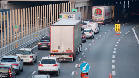 Starke-Verkehrsszene,-Lastwagen-Und-Autos-Fahren-Aufgrund-Von-Straßenreparaturarbeiten-Langsam