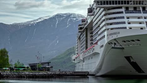 Kreuzfahrtschiff-Legt-Im-Fjordhafen-Von-Flam,-Norwegen-An---Zeitraffer