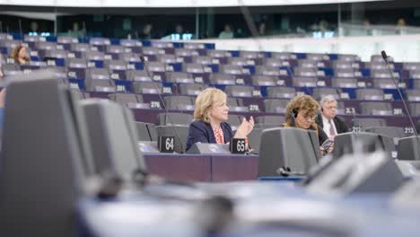Miembro-Del-Parlamento-Europeo-Aplaudiendo-Después-Del-Discurso-En-La-Sesión-Plenaria-De-La-Ue-En-Estrasburgo,-Francia