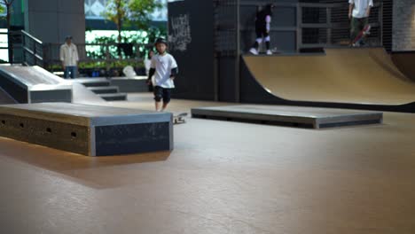 Vista-Estática-De-Niños-Patinando-En-El-Centro-Comercial-Hysan-Place-En-Hong-Kong