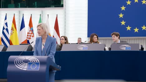 La-Presidenta-Del-Parlamento-Europeo,-Roberta-Metsola,-Habla-Con-Un-Colega-Mientras-Un-Miembro-Habla-En-La-Sesión-Plenaria-Del-Parlamento-Europeo-En-Estrasburgo,-Francia