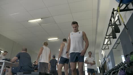 Zeitlupenaufnahme-Eines-Rugbyspielers,-Der-Mit-Teamkollegen-Im-Fitnessstudio-An-Der-Explosivität-Arbeitet