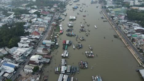 Aerial-view-of-floating-market,-Song-Can-Tho-River-in-Cai-Rang-Vietnam