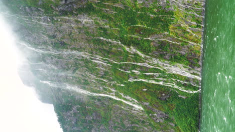 Impresionantes-Cascadas-En-El-Acantilado-De-Milford-Sound,-Nueva-Zelanda-En-Fuertes-Lluvias,-Verticales
