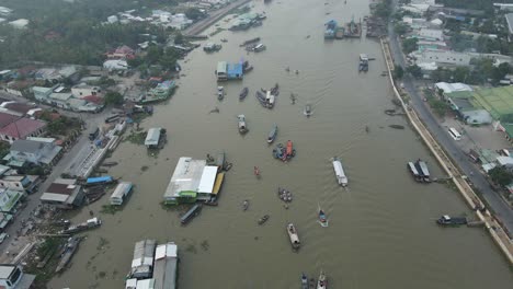 Barcos-A-Motor-Río-Arriba-Y-Río-Abajo-Pasando-Por-El-Mercado-Flotante-En-Can-Tho,-Vietnam