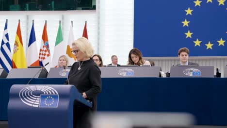Die-Präsidentin-Des-Europäischen-Parlaments,-Roberta-Metsola,-Leitet-Die-Plenarsitzung-Des-Europäischen-Parlaments-In-Straßburg,-Frankreich
