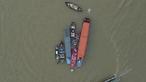Longtail-Boote-Flogen-Gemeinsam-Auf-Dem-Schwimmenden-Gemüsemarkt-In-Vietnam