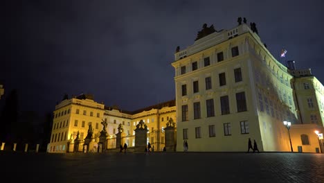 Nachts-Mit-Menschen-Vor-Der-Prager-Burganlage-Spazieren-Gehen
