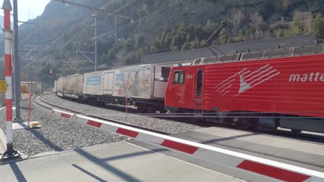 Matterhorn-Gotthard-Railway-Cruza-La-Calle-Transportando-Varias-Mercancías