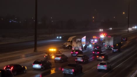 Sattelschlepper-Unfall,-Verlust-Der-Traktion-Auf-Eis,-Wodurch-Der-Verkehr-In-Einer-Kalten-Winternacht-Verlangsamt-Wurde