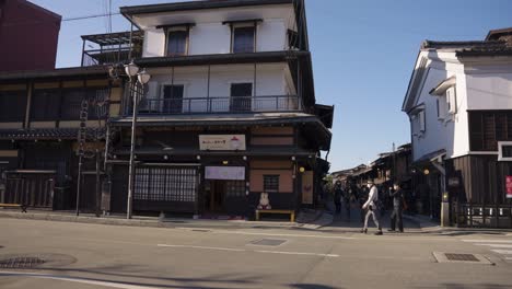 Panorámica-En-Cámara-Lenta-Sobre-Las-Calles-De-La-Ciudad-De-Takayama