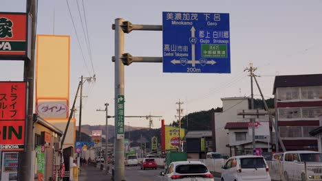 Japanisches-Straßenschild-An-Der-Kreuzung-In-Takayama-In-Richtung-Gero