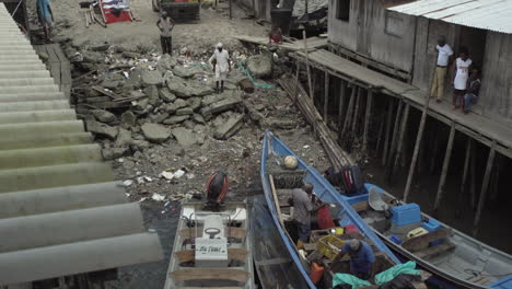 Fishermen-unloading-fish-at-rough-and-poor-neighborhood-in-Buenaventura,-Colombia