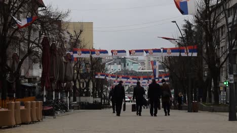 Streetview-De-La-Calle-En-El-Norte-O-Kosovska-Mitrovica-Con-Banderas-Serbias
