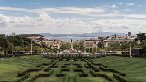 Zeitraffer-Der-Stadt-Lissabon-Mit-Dahinter-Vorbeiziehenden-Wolken,-Aussichtspunkt-Eduardo-VII-Park-In-Marques-De-Pombal