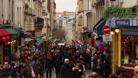 Überfüllte-Menschen-Gehen-An-Einem-Bewölkten-Tag-In-Einer-Pariser-Gasse-Spazieren