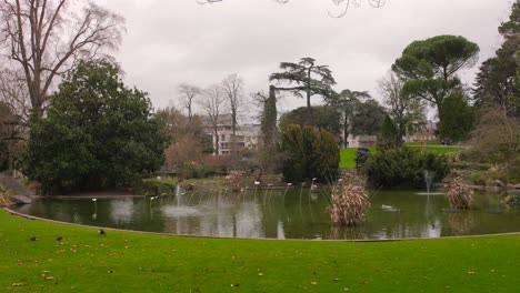Blick-Auf-Einen-Idyllischen-Teich-Im-Park-Jardin-Des-Plantes-D&#39;Angers-An-Einem-Bewölkten-Tag-In-Angers,-Frankreich---Breit