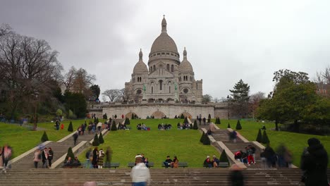 Menschenmenge-Auf-Der-Treppe-Eines-Wahrzeichens-In-Paris-An-Einem-Bewölkten-Tag,-4K-Zeitraffer