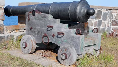 Cañón-Medieval-En-Un-Muro-De-Piedra-Panorámica-Derecha-En-Churchill,-Manitoba,-Canadá