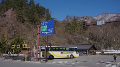 Busdepot-Im-Dorf-Shirakawa-go-An-Einem-Klaren-Spätwintertag