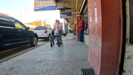 Vista-De-La-Actividad-En-Una-Calle-De-La-Ciudad-Fronteriza-Mexicana-Cerca-De-Un-Dentista-Y-Una-Farmacia