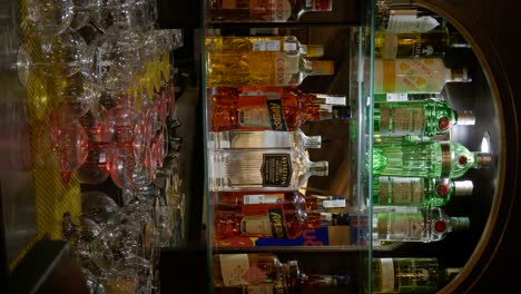 Tiro-Vertical-De-Pub-Irlandés-Colorido-Bebidas-Alcohólicas-Y-Vasos