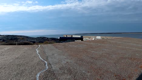 Cape-Merry-Cannon-Enthüllt-Boom-Up-Aufnahme-In-Churchill,-Manitoba,-Nordkanada