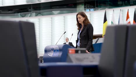 Miembro-Del-Parlamento-Europeo-Hablando-Durante-La-Sesión-Plenaria-De-La-Ue-En-Estrasburgo,-Francia---Primer-Plano