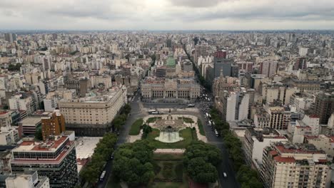 Palast-Des-Argentinischen-Nationalkongresses-Buenos-Aires,-Historisches-Wahrzeichen,-Luftaufnahme-über-Dem-Stadtbild,-Dem-Kongressplatz-Und-Der-Gebäudefassade