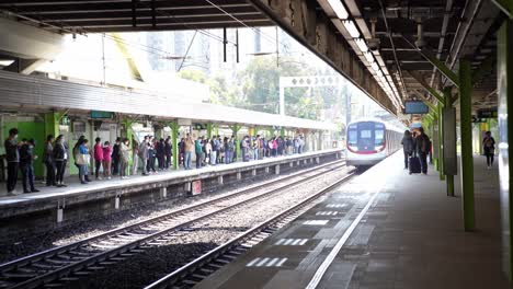 Statische-Ansicht-Des-Zuges,-Der-Am-Bahnsteig-Des-Bahnhofs-Fanling-In-Hongkong-Ankommt