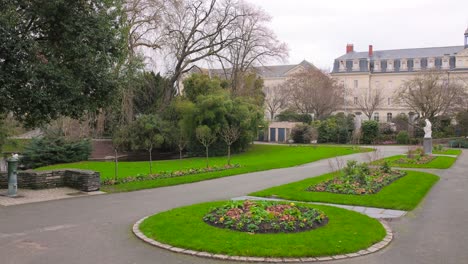 Césped-Verde-En-El-Jardin-Des-Plantes-D&#39;angers-En-Angrys,-Francia---Ancho