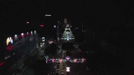 Dynamische-Straßendekorationen-Für-Die-Neujahrsfeier-In-Can-Tho-Vietnam