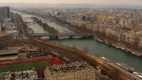 Blick-Auf-Den-Pariser-Stadtverkehr-Und-Die-Seine-Vom-Eiffelturm-Aus