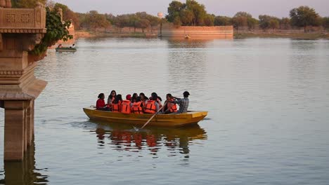 Grupo-De-Amigas-Navegando-En-El-Lago-De-Gadisar