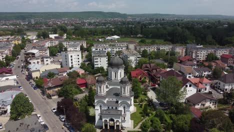 Vista-Aérea-De-Una-Antigua-Iglesia-Ortodoxa-En-Verano