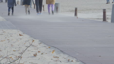 Wind-Weht-Auf-Der-Strandpromenade