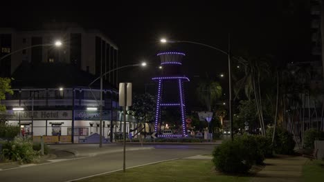 Acercándonos-A-La-Torre-De-Agua-En-Townsville-North-Queensland-Australia-Por-La-Noche