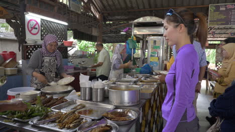 Eine-Sportliche-Frau-Bestellt-Essen-Im-Restaurant-In-Sungai-Pentani-Kedah,-Malaysia