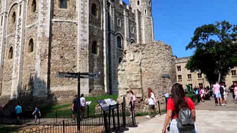 Die-Kippaufnahme-Zeigt-Eine-Touristin,-Die-Auf-Dem-Weg-Ist,-Den-Tower-Of-London,-Großbritannien,-Zu-Erkunden