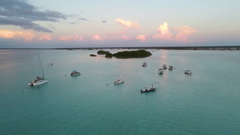 Yachtboote-Vor-Der-Tropischen-Insel-Mexiko-Bei-Sonnenuntergang,-Junge-Erwachsene-Im-Urlaub---Luftaufnahme