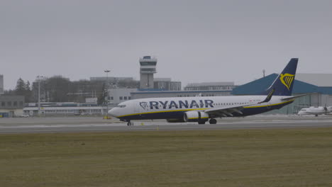 Ryanair-Flugzeug-Verlässt-Landebahn-Vom-Lech-Walesa-Flughafen-In-Danzig,-Polen