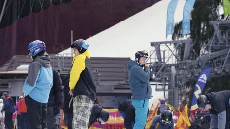 Skifahrer-Ziehen-Sich-An-Und-Bereiten-Sich-Auf-Das-Skifahren-Am-Skilift-Vor