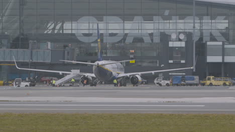 Avión-De-Ryanair-Esperando-La-Salida-Fuera-De-La-Terminal-Del-Aeropuerto-De-Gdansk,-Polonia