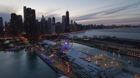 Centennial-Wheel-Und-Der-Navy-Pier,-Sonnenuntergang-In-Chicago,-USA---Orbit,-Drohnenaufnahme
